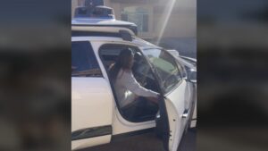 Une voiture taxi autonome sur la route sans conducteur