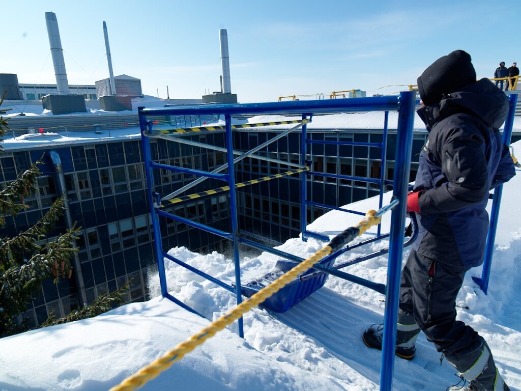 Comment déneiger un toit de manière sécuritaire