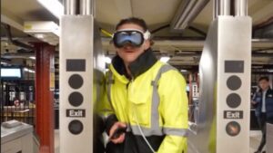 Des gens portent le casque Apple Vision Pro en public