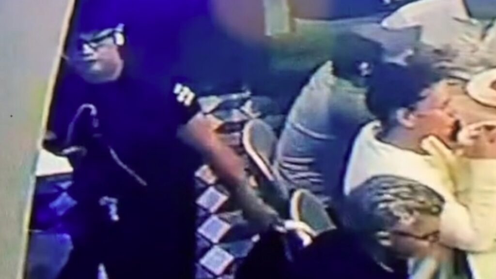 Un pickpocket à l’oeuvre dans un restaurant