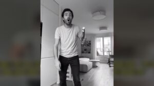 Un truc Tik Tok avec du ketchup qui tourne mal!