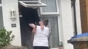 La femme qui entre chez elle par la fenêtre enflamme le web