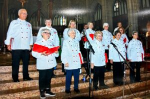 Sœur Angèle en prestation avec un chœur de chefs à la cathédrale