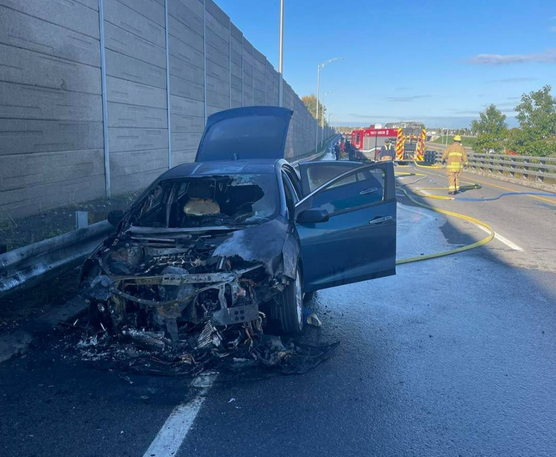 Mercier : une voiture en feu cause la fermeture de la voie de service vers la 30