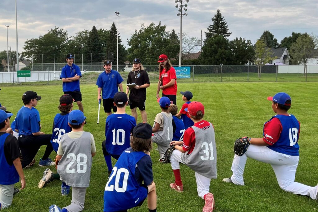 Baseball jeunesse : deux joueurs redonnent aux plus jeunes