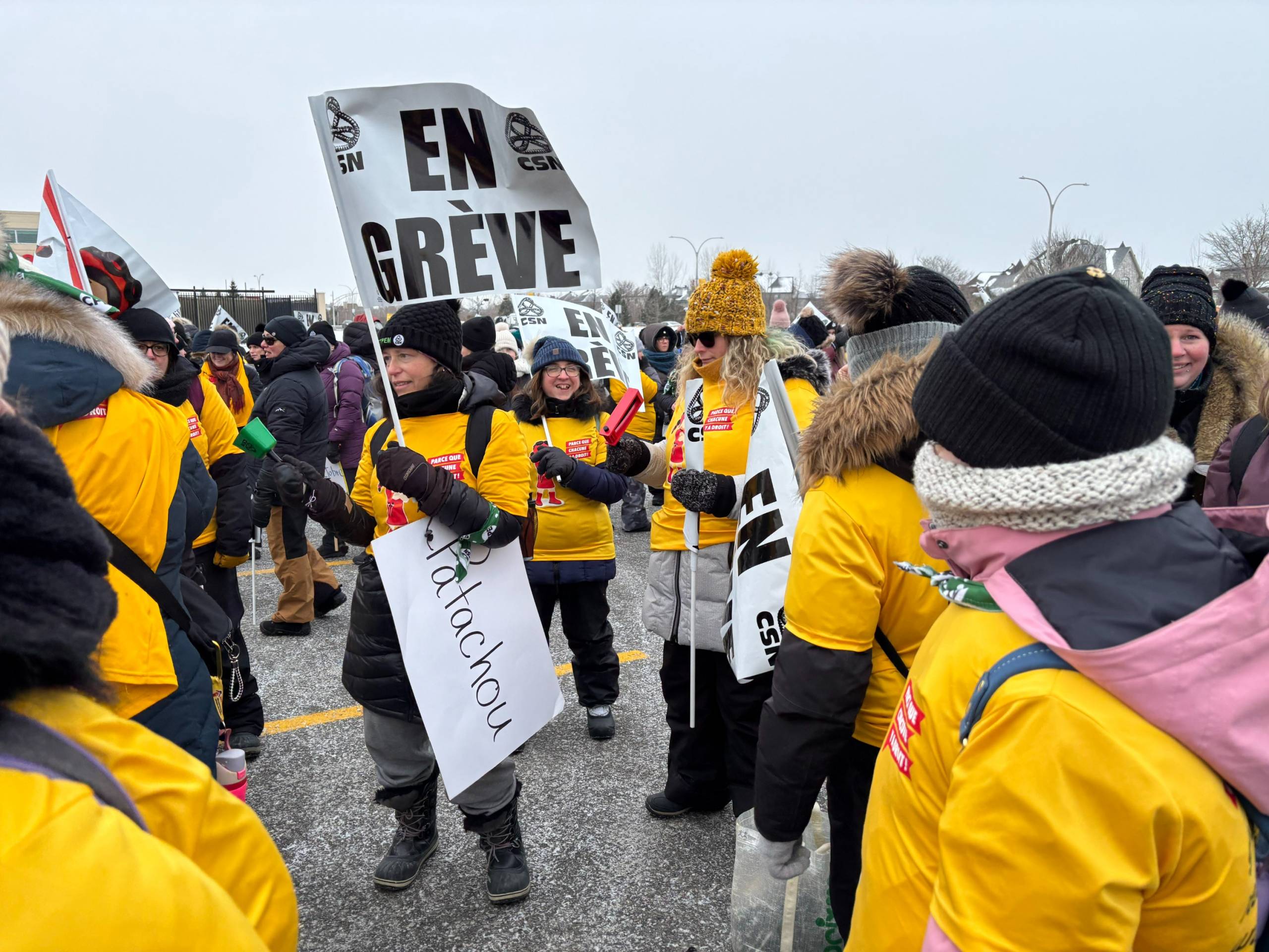 CPE de la Montérégie : un millier de travailleuses en grève réunies à Brossard