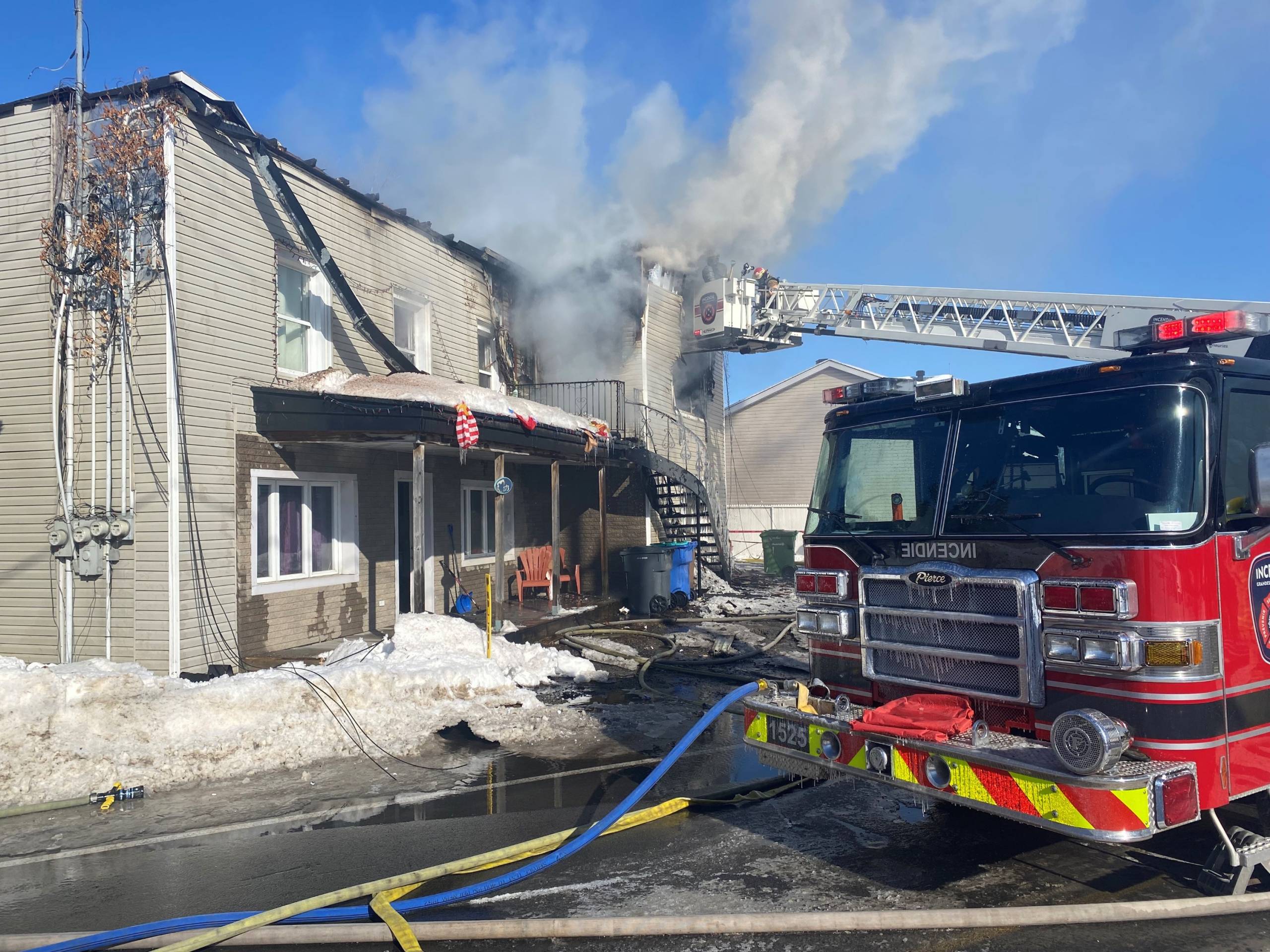 Triplex ravagé par les flammes à Delson