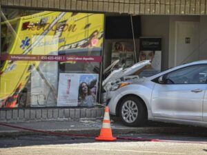 Un véhicule percute un commerce à Delson