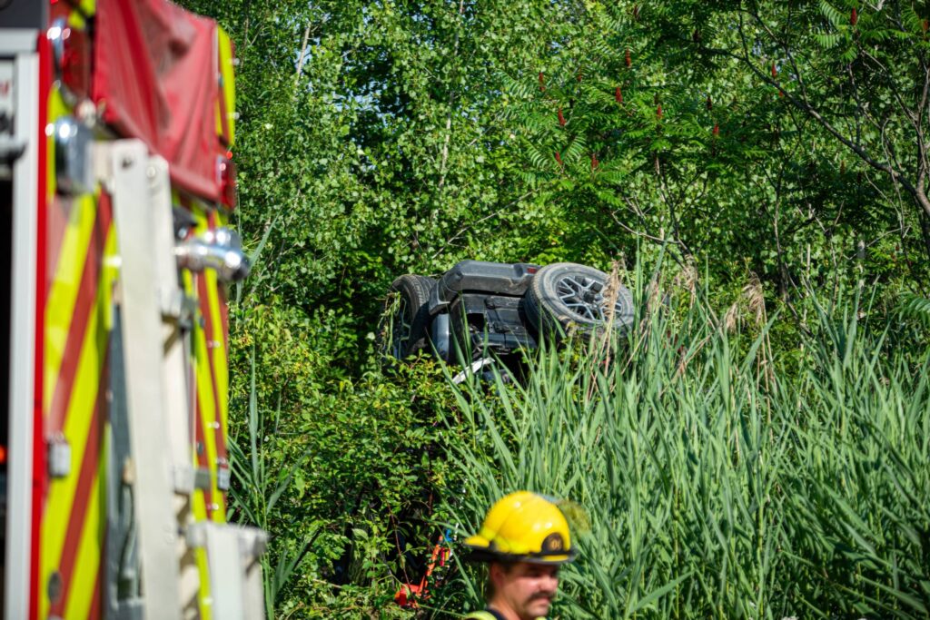 Saint-Philippe : une voiture à l’envers après une sortie de route