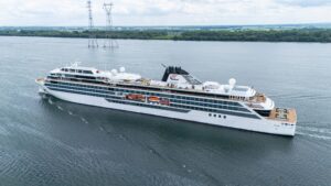 Un impressionnant bateau de croisière dans la Voie Maritime