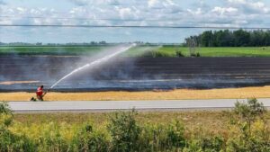 Un champ rasé par les flammes à La Prairie