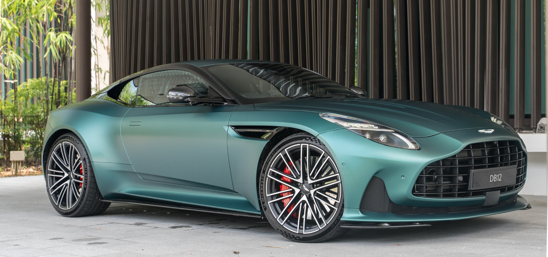 Aston Martin devient le premier constructeur à intégrer CarPlay Ultra d’Apple
