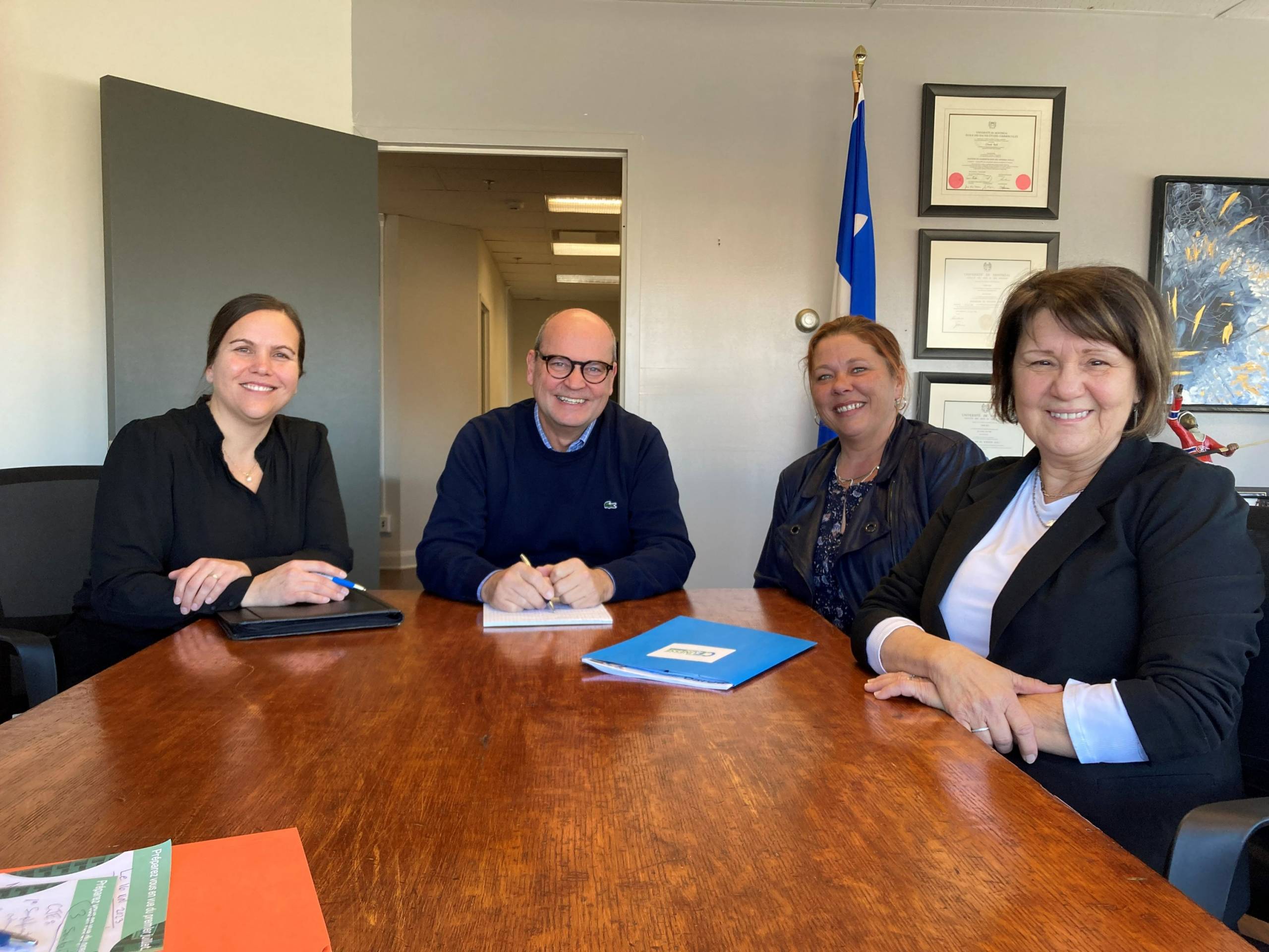 Un chat fait le mort pour ne pas être vue pas un enfant