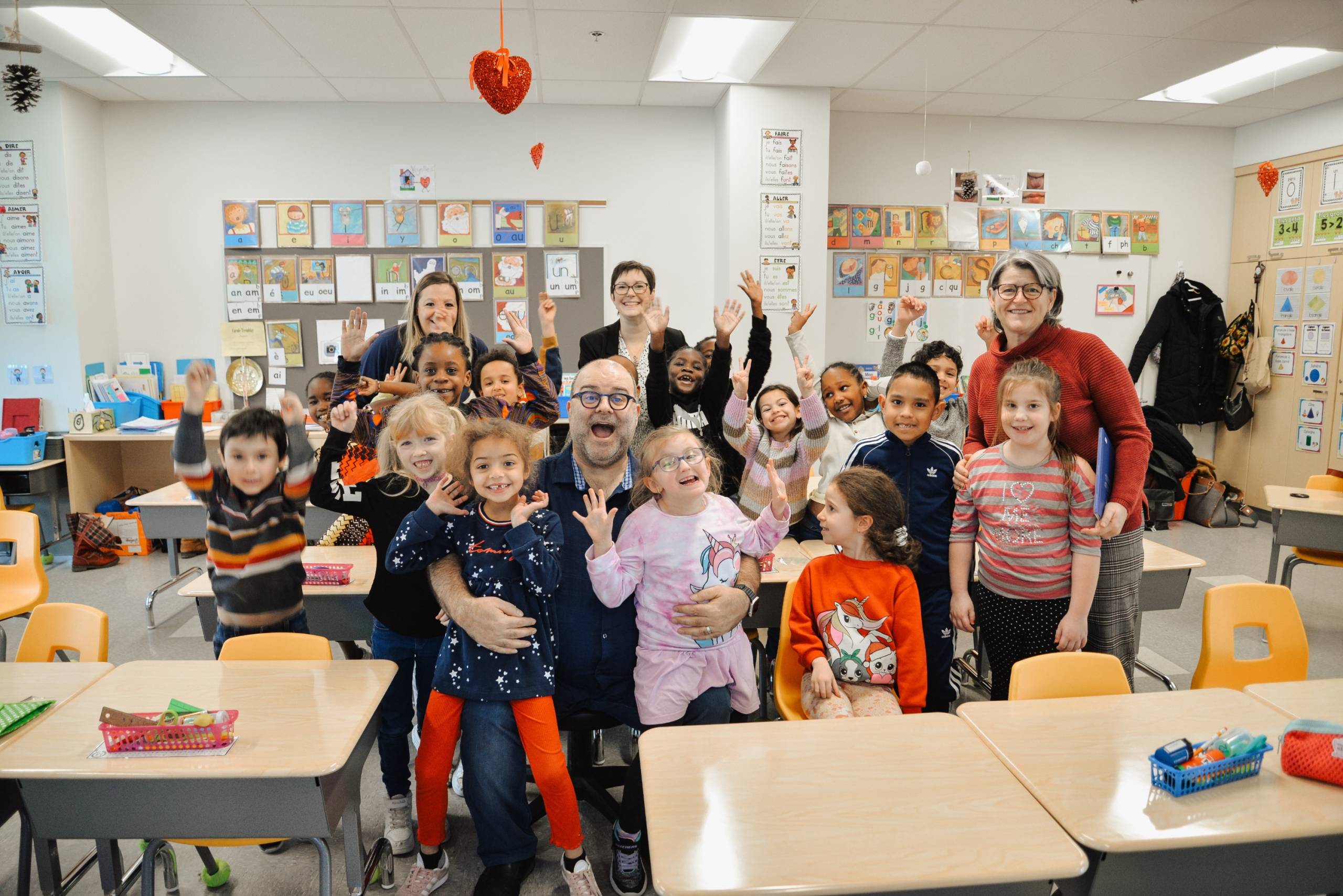 Il attend patiemment son burger