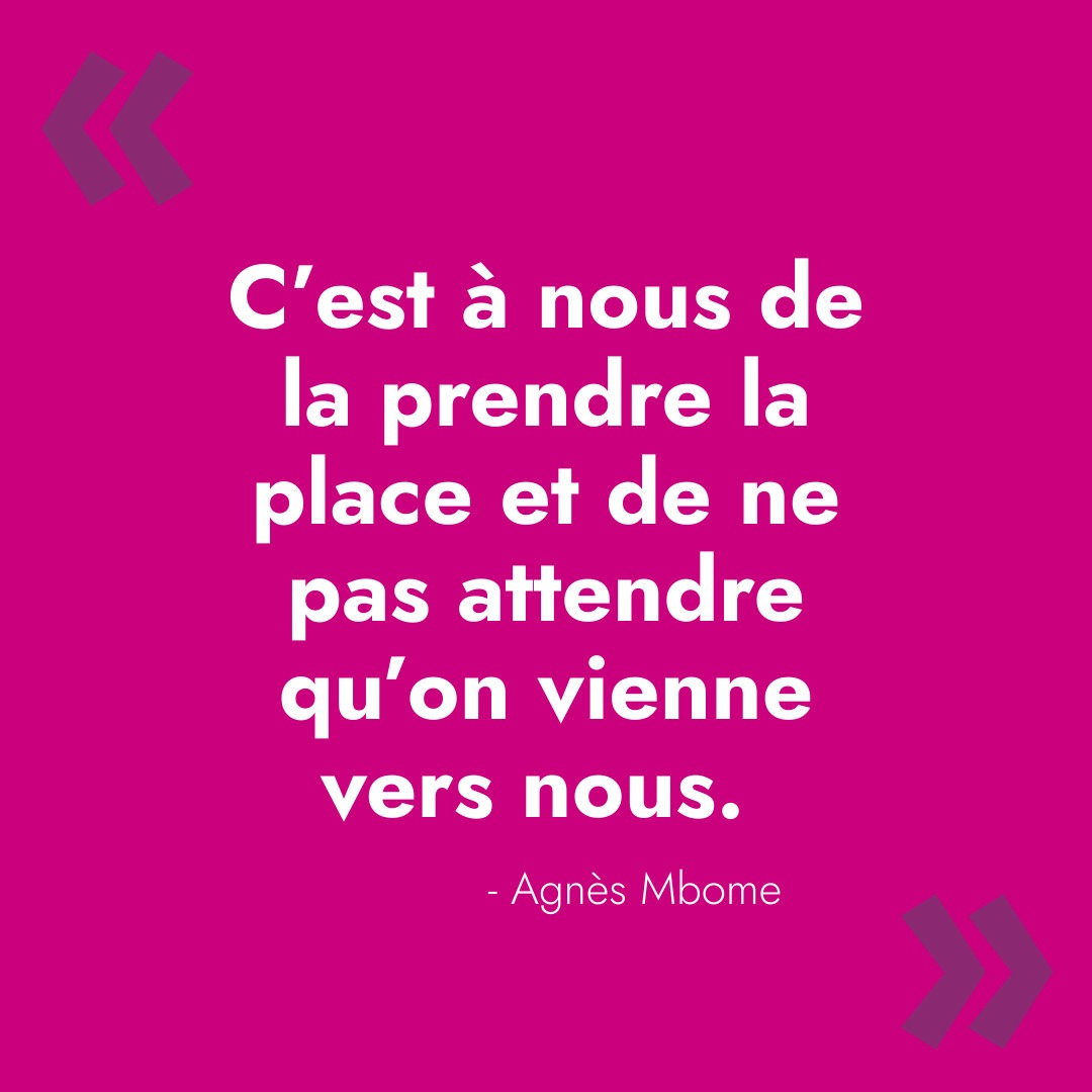 Le chat ne lâche pas le tuyau d’aspiration