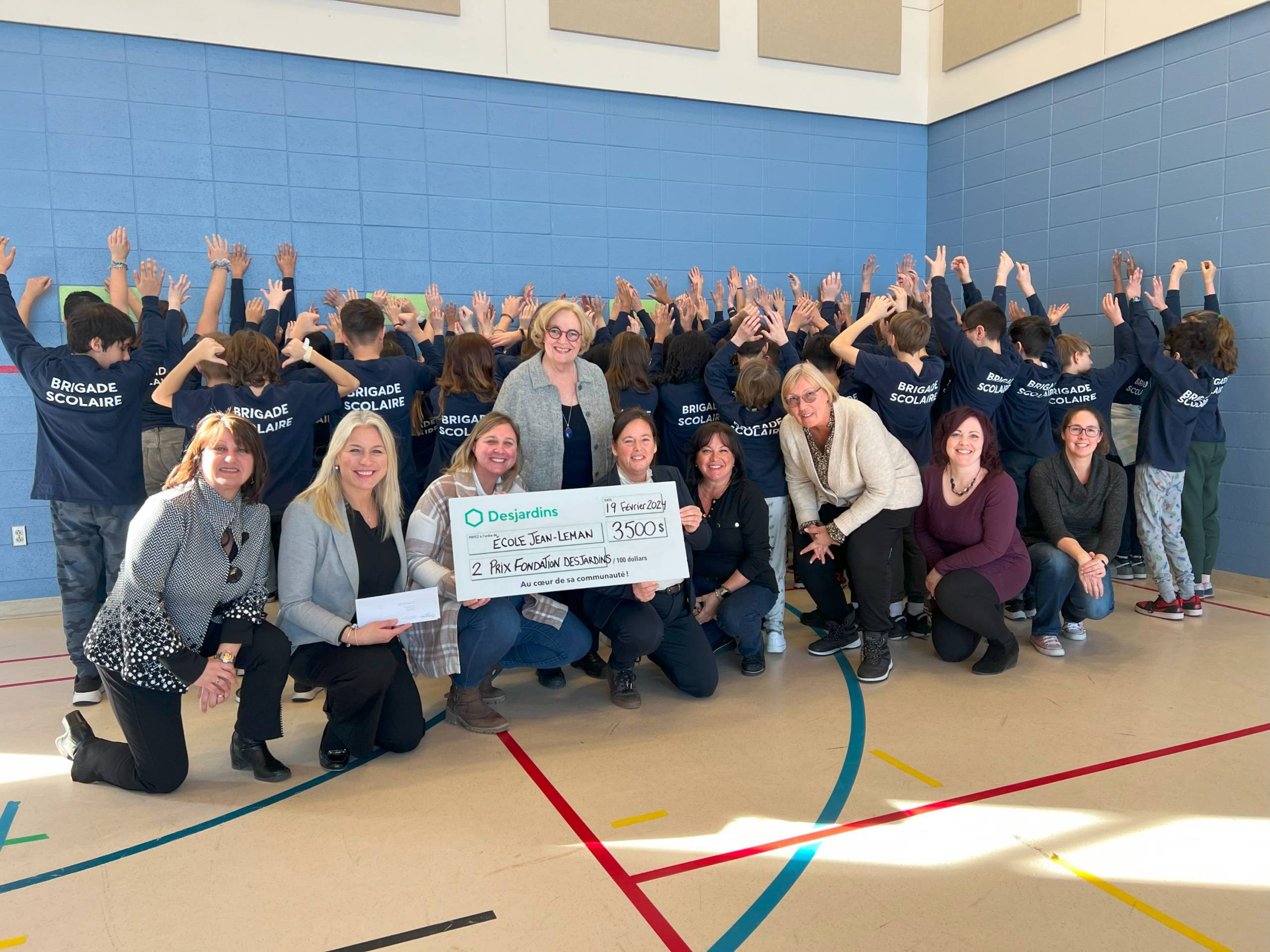 Un ours rejoint un chasseur dans un arbre