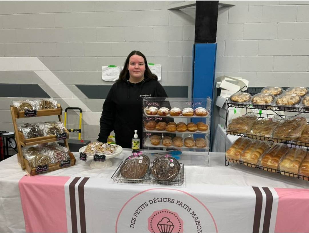 Cet homme est un maître pour tailler son buisson