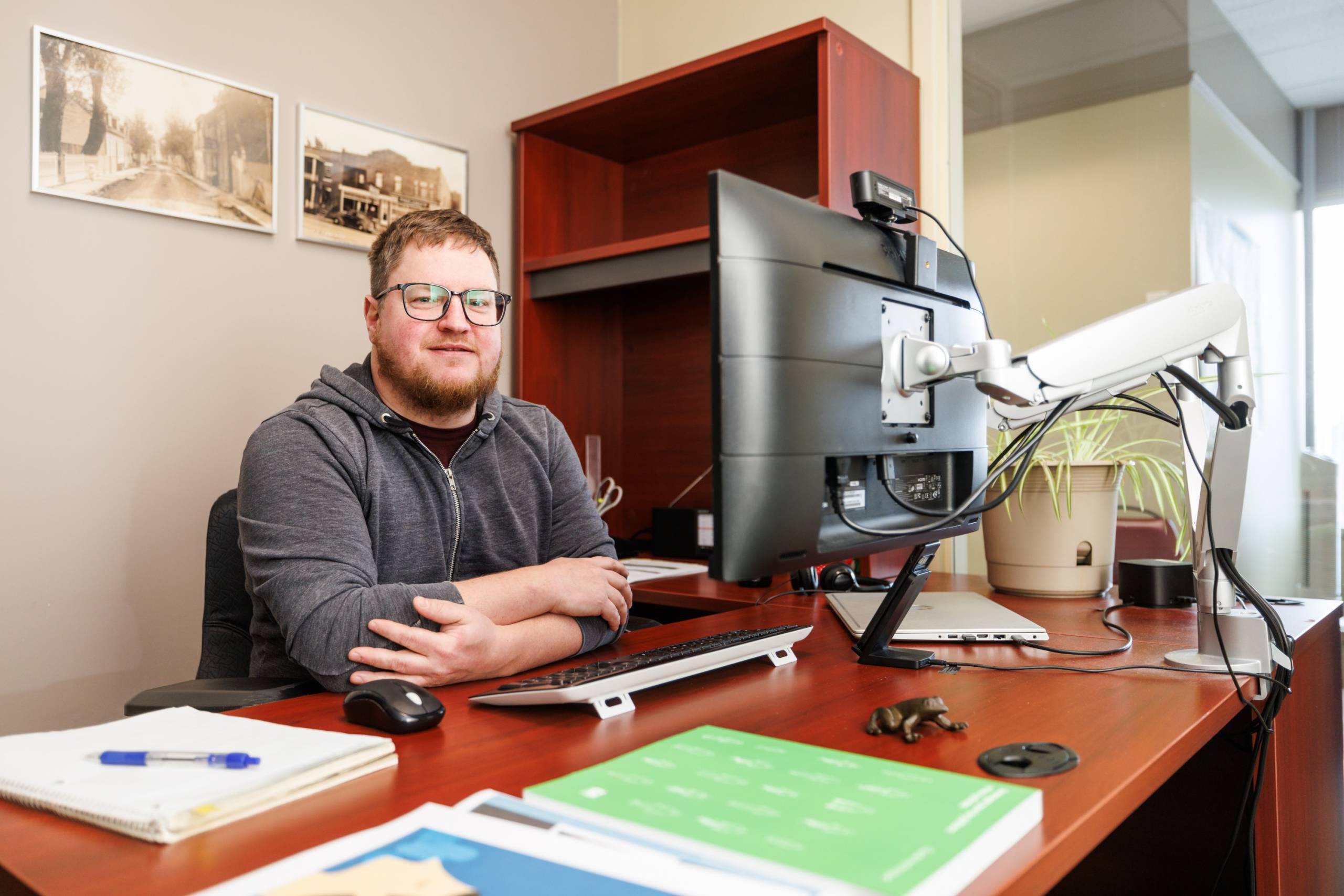 Il aime regarder les feux d’artifices!