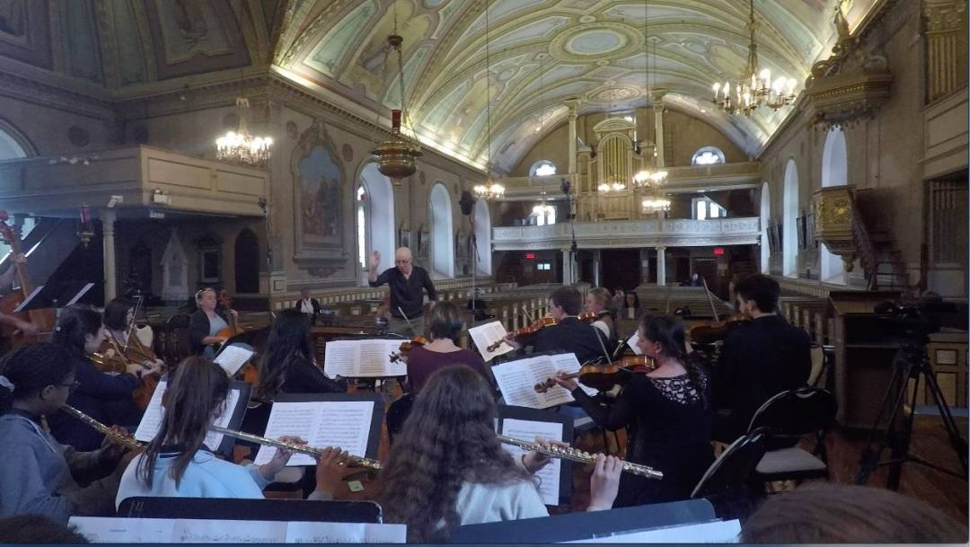 Nourrir un bébé raton-laveur au biberon