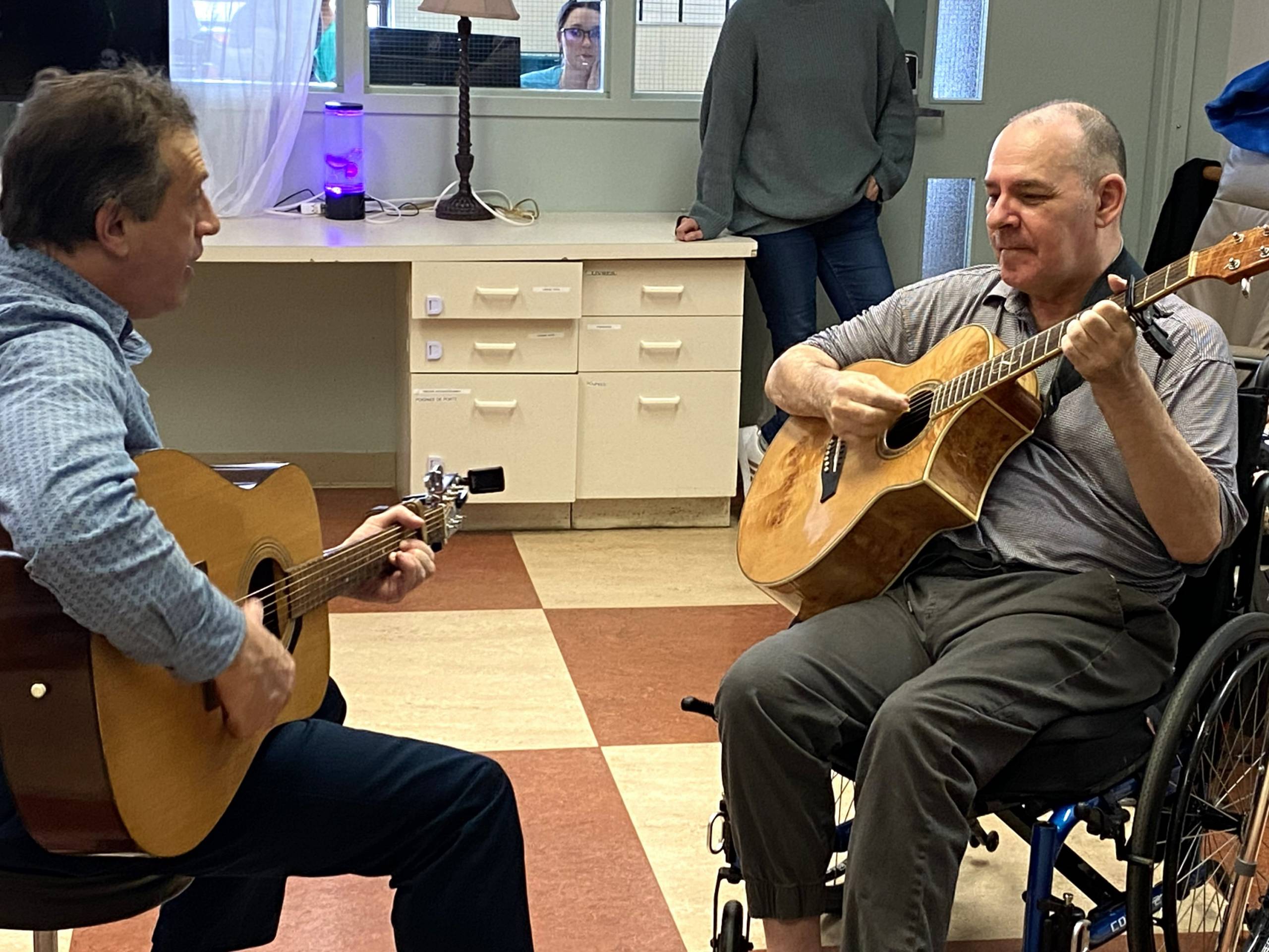 Un gars, une fille, les poubelles, le compostage et le recyclage