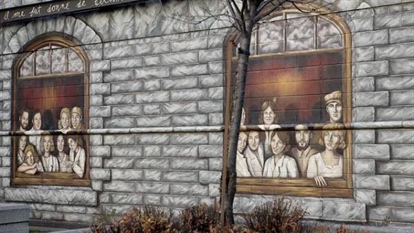 Une maman opossum se glisse sous un immeuble avec ses bébés