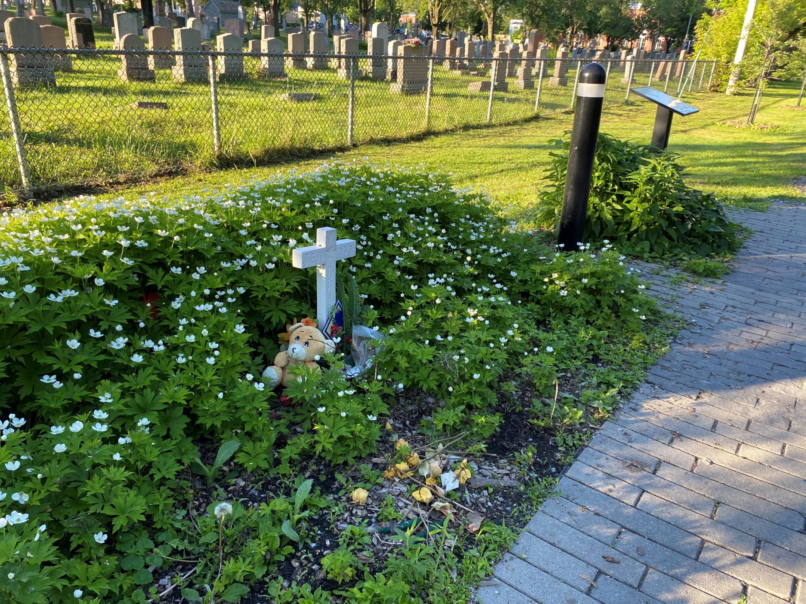 Une route verglacée fait déraper les voitures sur le col de Windy Mountain