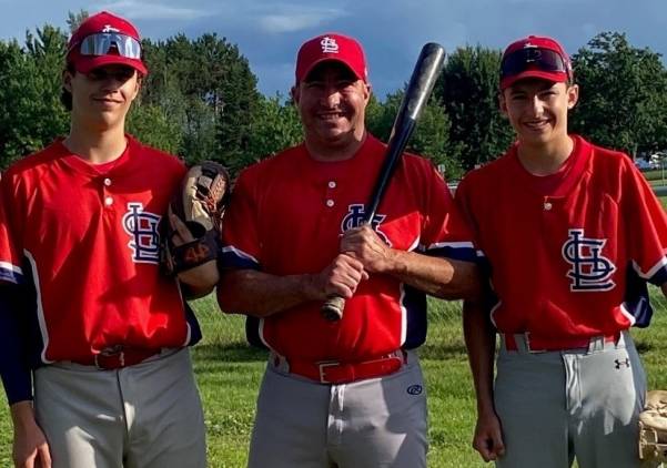 Un homme dîne avec un quokka