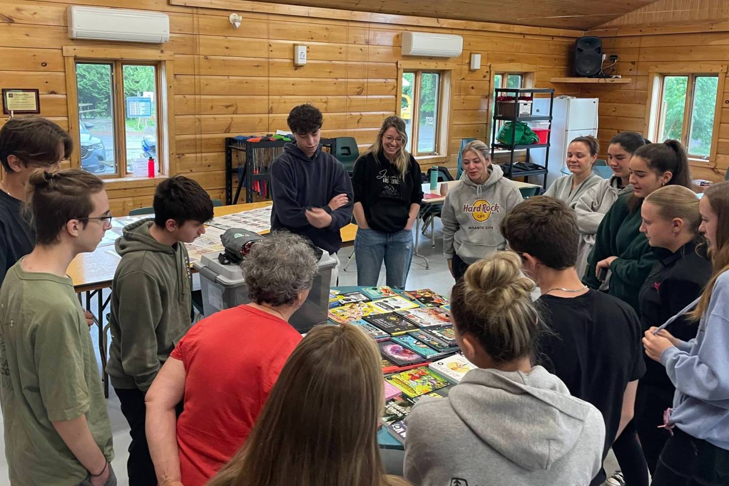 Un chat déjoué par une pile de papier