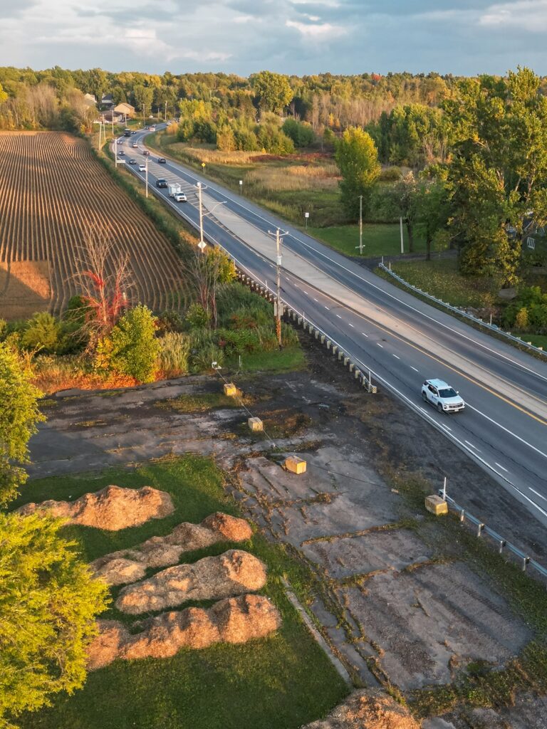 Route 104 à La Prairie avec véhicules dans un milieu rural