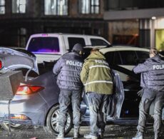 Coups de feu tirés sur un véhicule : une poursuite policière prend fin à Sainte-Catherine
