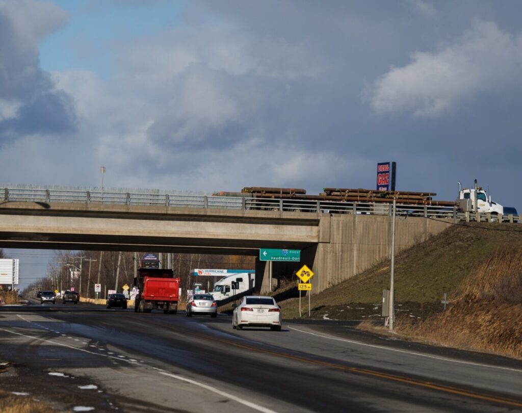 L'intersection de la route 221, la route 207 et le viaduc de la 730.