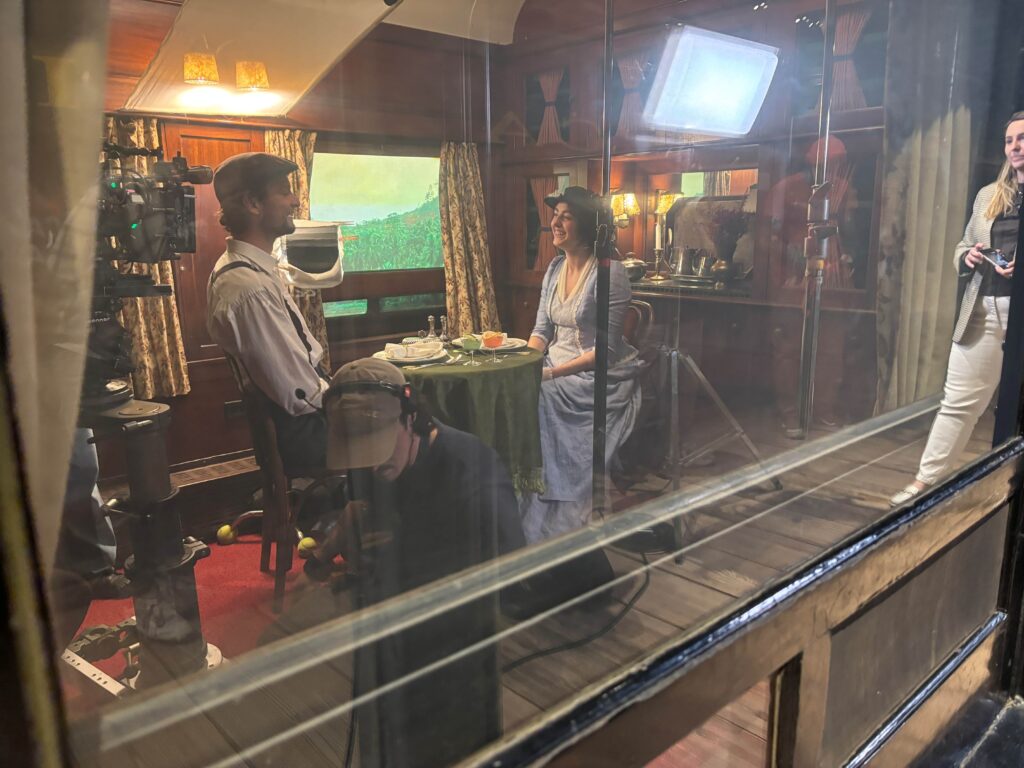 Scène tournée dans un wagon de train à Exporail.