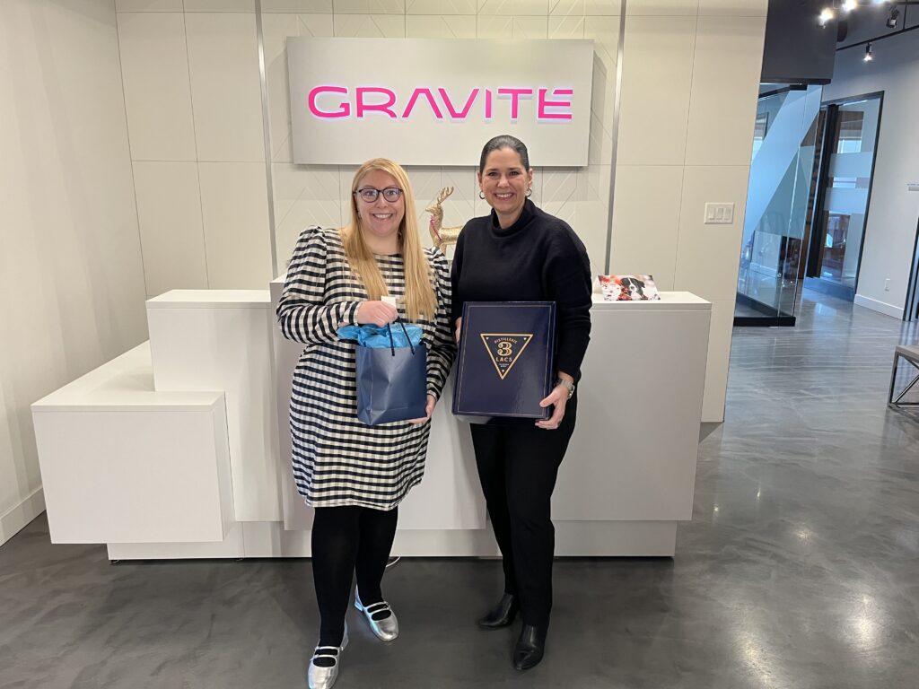 Audrey Leduc-Brodeur et Judith Cailhier pose avec des lots offerts aux gagnants.