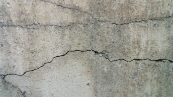 Affaissement de fondation : le coût de la réparation par pieux vissés est-il justifié ?