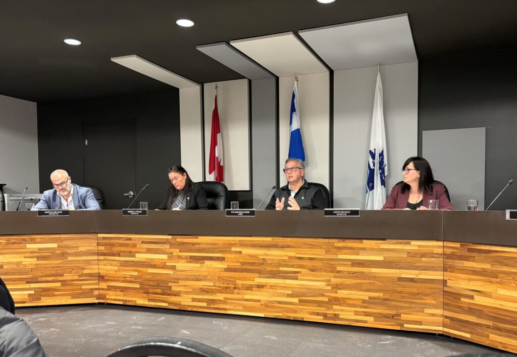 Le maire de Sainte-Catherine Sylvain Bouchard à la séance du conseil municipal en compagnie d'autres membres du conseil.