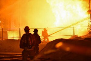 Un violent incendie frappe deux résidences à Saint-Constant