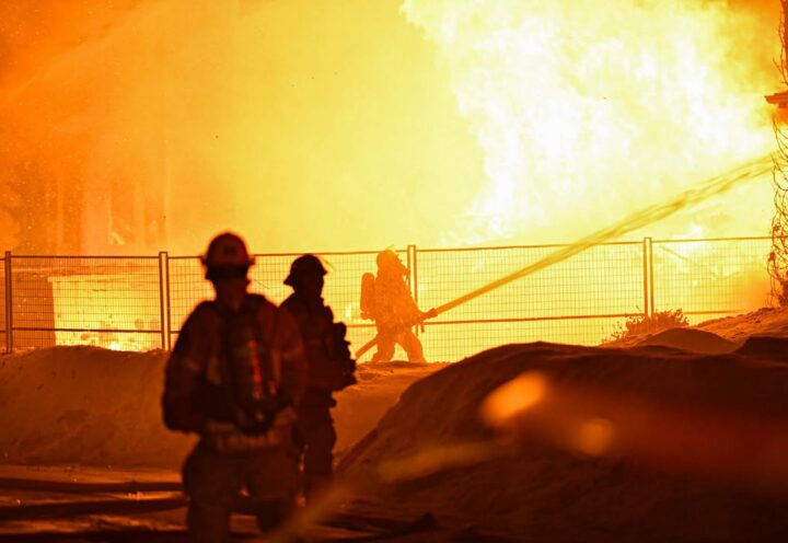 Un violent incendie frappe deux résidences à Saint-Constant