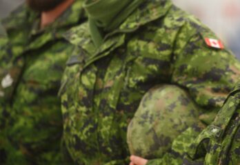 Un convoi militaire sur des autoroutes