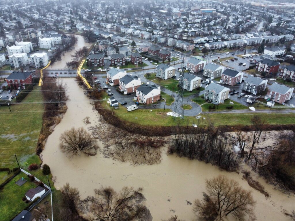 Vue aérienne de la rivière Saint-Régis à Sainte-Catherine