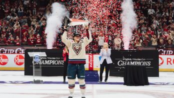 Marie-Philip Poulin soulève la Victoire