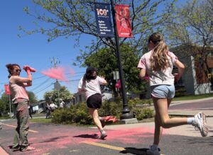 Course rose à Delson: Près de 1100 enfants courent contre le cancer du sein 